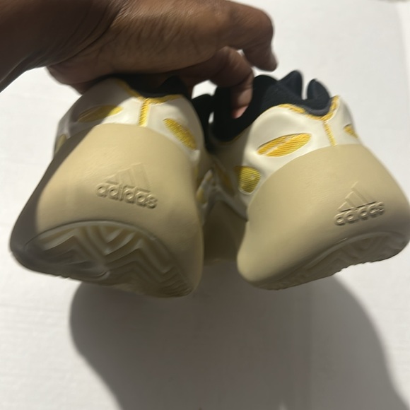 Adidas Yeezy700 V3 Safflower - Picture 9 of 9